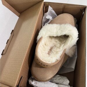 Sorel Tan and White Cozy Slippers NWT